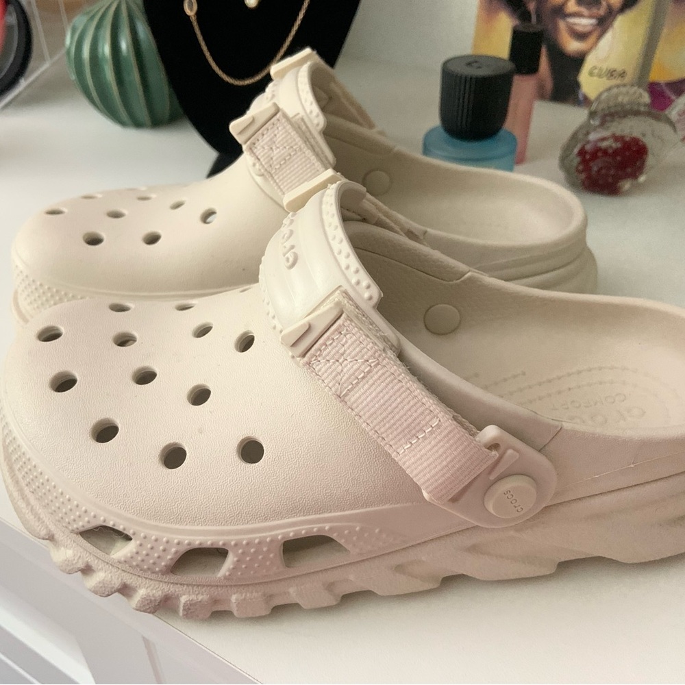 CROCS Off-White Textured Clogs
